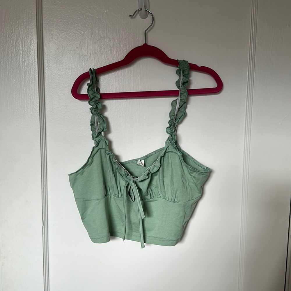 Green Ruffle Crop Top. Verdusa. Size M